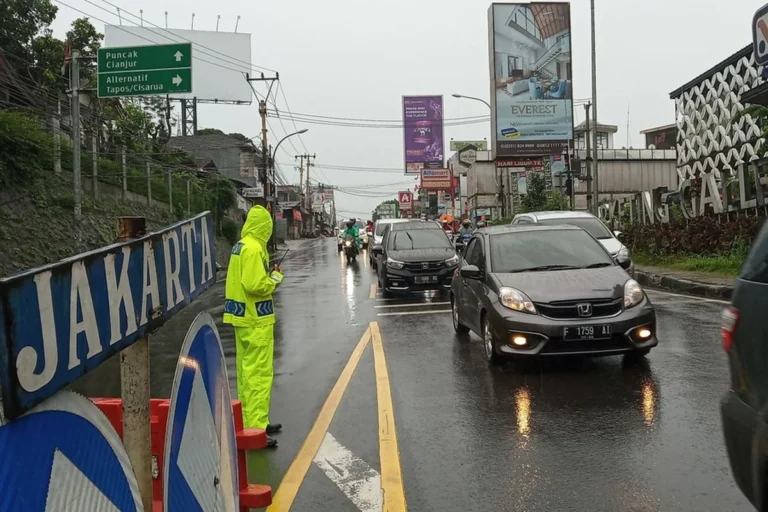 Bangunan Liar Puncak Digerusur: Solusi Akhir Kemacetan Kronis di Tujuh Simpang