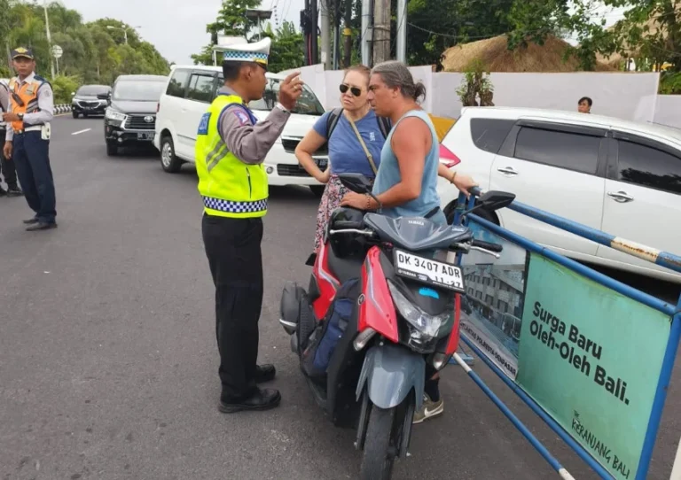 Bule Italia Tilang di Bali, Bentak Polisi dan Teriak Korupsi – Insiden Menghebohkan Jalan Gunung Agung