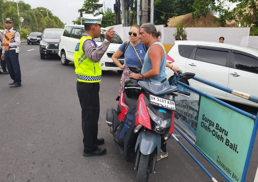 Bule Italia Tilang di Bali, Bentak Polisi dan Teriak Korupsi – Insiden Menghebohkan Jalan Gunung Agung