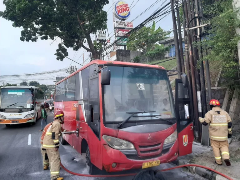 Bus Pariwisata Mogok di Tanjakan Gombel, Diterjang Derek Petugas: Penyebab Kopling Terbakar