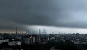 Cuaca Jakarta Hari Ini: Awan Tebal Mendominasi, Hujan Ringan di Barat & Selatan
