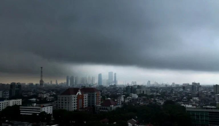 Cuaca Jakarta Hari Ini: Awan Tebal Mendominasi, Hujan Ringan di Barat & Selatan