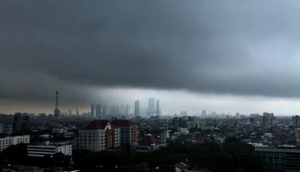 Cuaca Jakarta Hari Ini: Awan Tebal Mendominasi, Hujan Ringan di Barat & Selatan