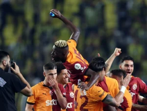Derby Mematikan: Galatasaray Fenerbahçe 3-0, Osimhen Membakar Lapangan dan Wasit Dituduh ‘Jahat’