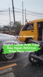 Drama Lalu Lintas: Sopir Angkot Ditegur Lawan Arah, Akhirnya Rusak Mobil Lain dan Diselesaikan Damai