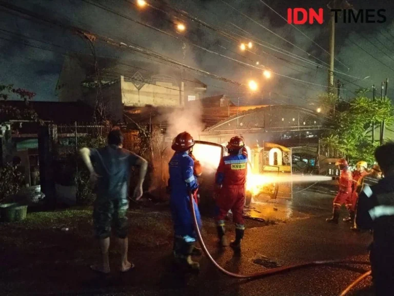 Gegara antrean ngetem diserobot, sopir angkot di Tanah Abang dibakar, polisi buru pelaku