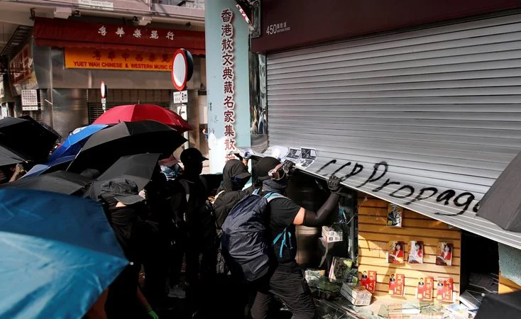 Gejolak Pasar Saham Hong Kong, Properti Mewah, dan Tragedi Kebakaran: Apa Dampaknya bagi Warga?