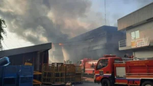 Kebakaran Gudang Depok Menghangatkan Langit: Ledakan Kembang Api, Korban Jiwa Selamat, Kerugian Miliaran Rupiah