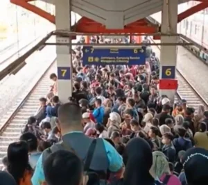 Kecelakaan KRL Bekasi: Penumpang Selamat Ungkap Keanehan Sebelum KRL Terpental