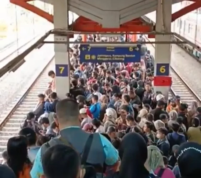 Kecelakaan KRL Bekasi: Penumpang Selamat Ungkap Keanehan Sebelum KRL Terpental