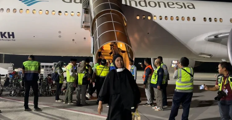 Kepanikan di Bandara: Penangkapan KPK, Gangguan Teknis Haji, dan Kebangkitan Penerbangan Iran