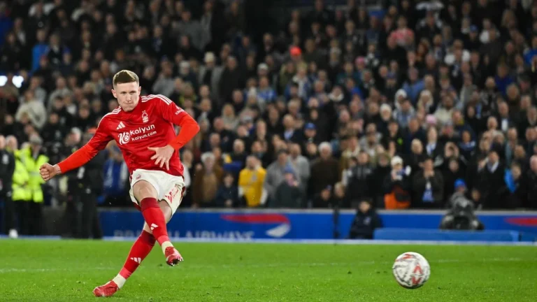 Manchester United Ragu Rekrut Adam Wharton: Faktor Finansial dan Strategi Transfer Mengguncang Harapan Fans