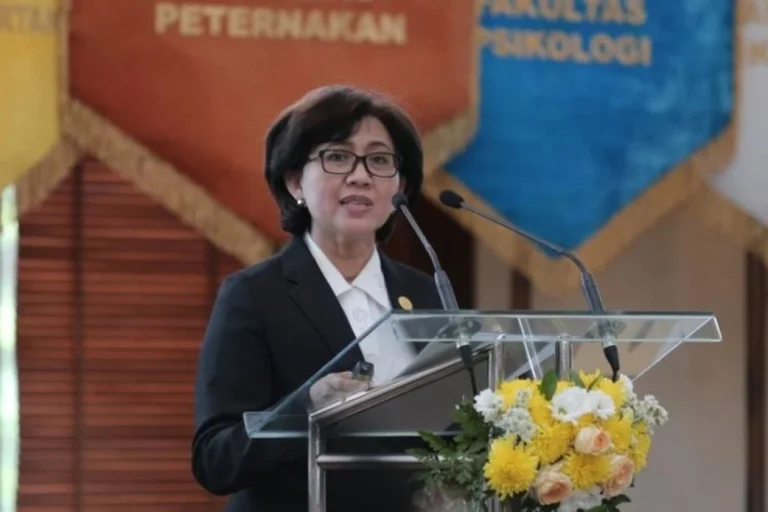 Ova Emilia: Rekam Jejak Rektor UGM yang Menginspirasi Transformasi Pendidikan Tinggi di Indonesia