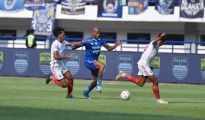 Persib Bandung Ditahan Arema di GBLA, Bojan Hodak Akui Jalur Juara Semakin Rumit: Fokus pada Lima Laga Penentu