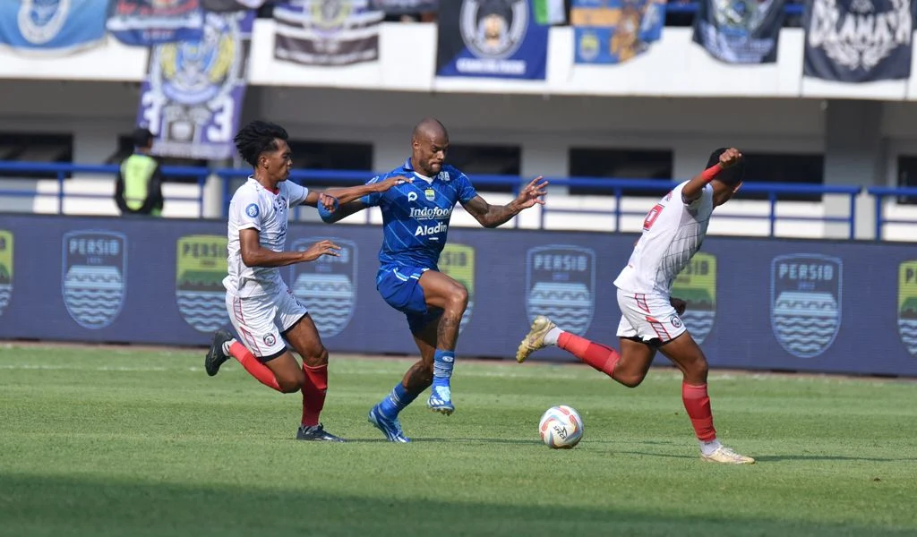 Persib Bandung Ditahan Arema di GBLA, Bojan Hodak Akui Jalur Juara Semakin Rumit: Fokus pada Lima Laga Penentu