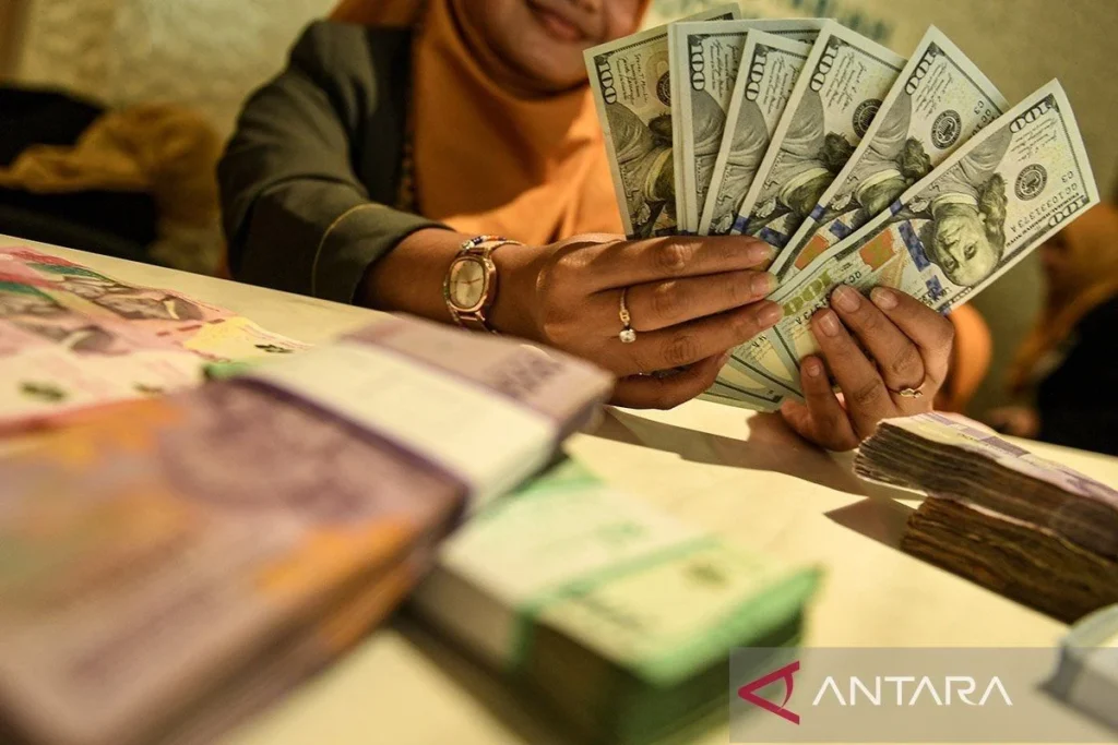 Rupiah 17.300 Merosot: Dampak Ketegangan Timur Tengah dan Analisis Kepala Ekonom