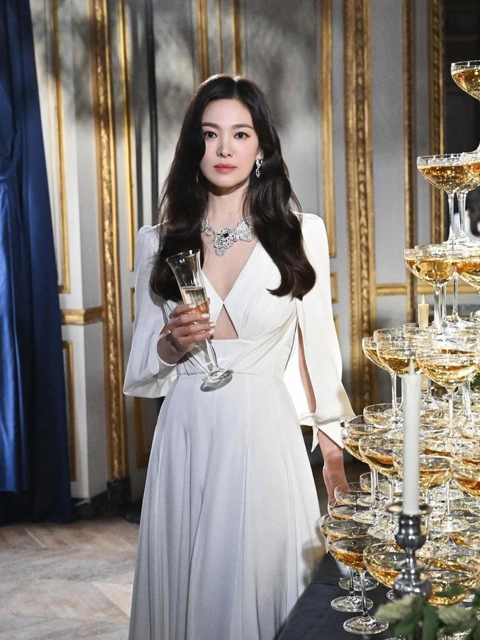 Song Hye Kyo Memukau di Acara Chaumet Prancis, Gaya Elegan yang Menginspirasi Dunia Hiburan