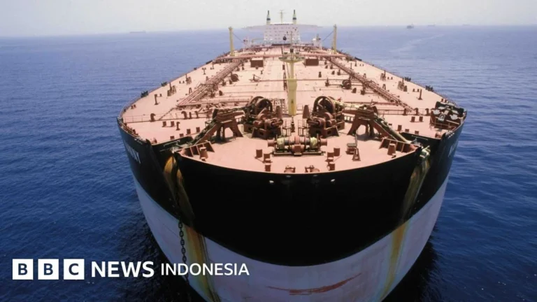 Terungkap! Pecat Menteri Angkatan Laut di Tengah Blokade Selat Hormuz, Apa Penyebabnya?