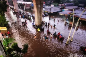 Banjir Jakarta Membuat Ribuan Warga Terpental: Menguak Penyebab Sawangan, Taman Mangu, dan Jalan Ciledug