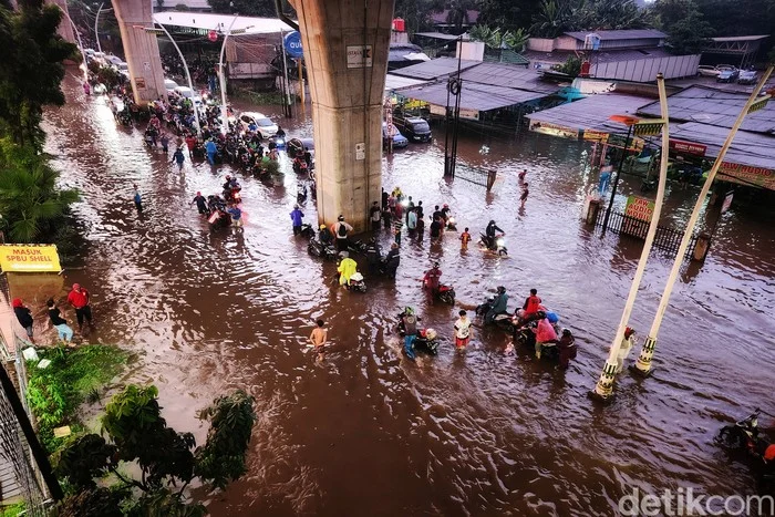 Banjir Jakarta Membuat Ribuan Warga Terpental: Menguak Penyebab Sawangan, Taman Mangu, dan Jalan Ciledug