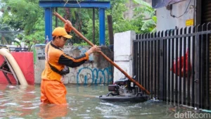 Banjir Jakarta Menggenangi Jalan, Air Setinggi Paha Dewasa Membuat Warga Terdesak