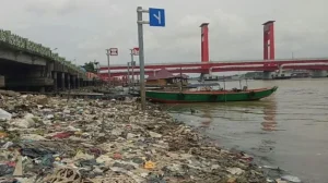 CCTV Palembang Tangkap Warga Buang Sampah di Jembatan Ampera, Dapat Sanksi Administratif dan Kerja Sosial