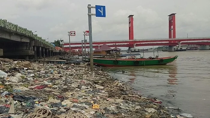 CCTV Palembang Tangkap Warga Buang Sampah di Jembatan Ampera, Dapat Sanksi Administratif dan Kerja Sosial