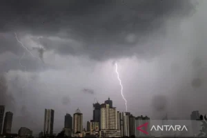 Cuaca Ekstrem: Gelombang Panas dan Badai Petir Mengancam Andhra