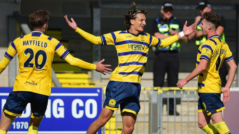 Dorking Wanderers Tantang Torquay United di Semi Final Play‑off Nasional: Siapa yang Akan Menang?