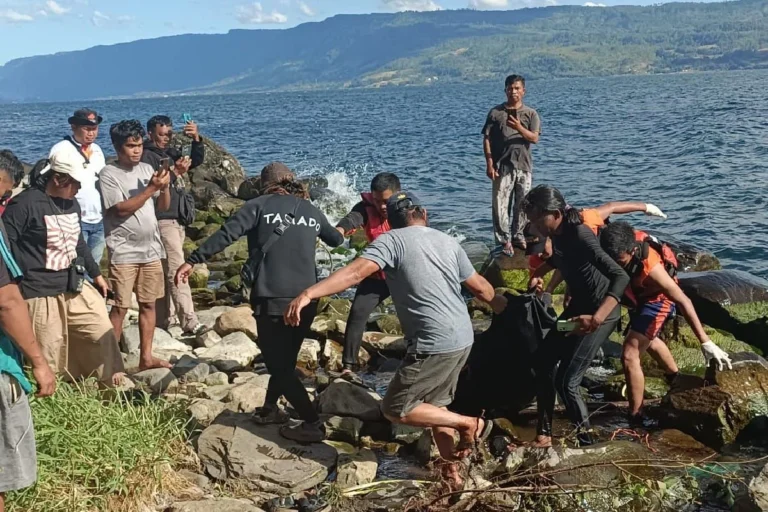 Drama Evakuasi di Danau Toba: SAR Temukan Korban Longsor, Dampak pada Pariwisata dan Komunitas Lokal