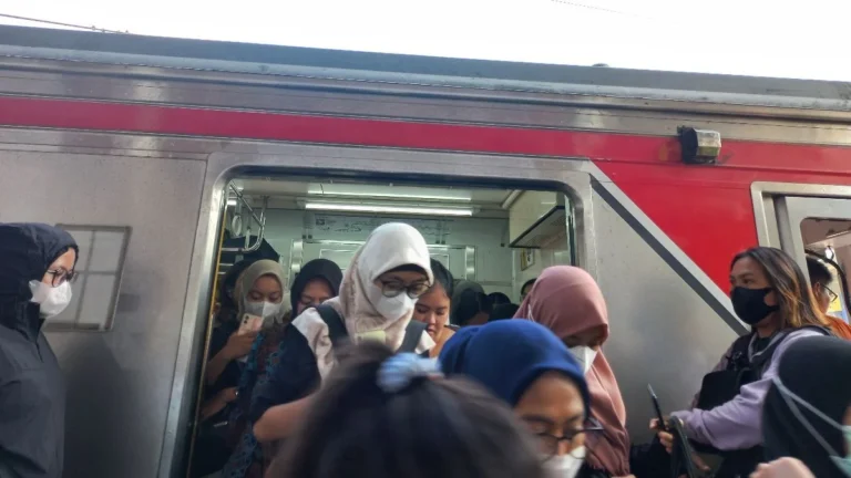Drama Nuryati KRL: Berhasil Keluar dari Gerbong, Namun Nyawanya Tak Tertolong