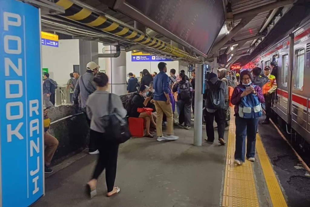 Gangguan KRL Parah: Petir Bikin Green Line & Jurangmangu‑Pondok Ranji Tertunda, Penumpang Terjebak