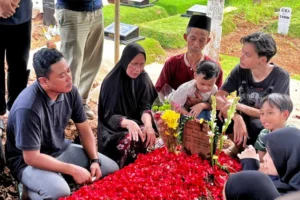 Haru Pemakaman Korban KA Bekasi Timur: Ibu Lagi Bobo, Bunga Menghiasi Stasiun