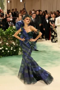 Hunter Schafer Tampil Memukau di Met Gala 2026 dengan Gaun Terinspirasi Karya Klimt