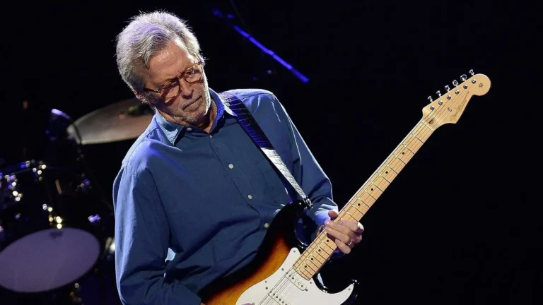 Insiden Tak Terduga Menghampiri Eric Clapton di Konser Spanyol