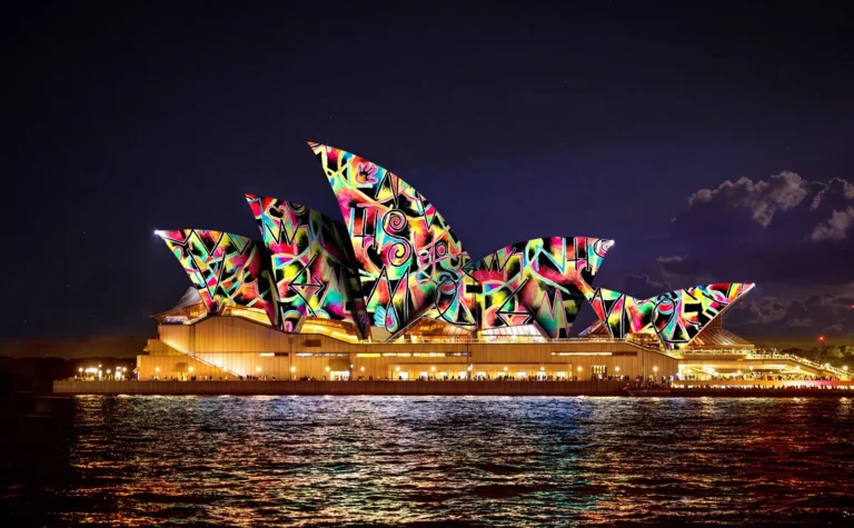 Kehebohan Vivid Sydney 2026: Festival Lampu, Nightlife Legendaris, dan Kontroversi Transportasi di Kota Sydney