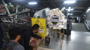 Lautan Karangan Bunga di Stasiun Bekasi Timur: Warga Berdamai dengan Duka Tragedi KRL‑Argo Bromo Anggrek
