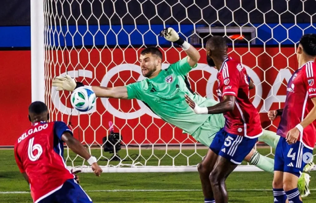 Maarten Paes Dikecam Tajam Usai Ajax Tahan Imbang PSV, Tekanan Kiper Timnas Indonesia Semakin Meningkat