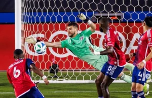 Maarten Paes Dikecam Tajam Usai Ajax Tahan Imbang PSV, Tekanan Kiper Timnas Indonesia Semakin Meningkat