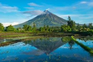 Mayon Volcano Meletus, Abu Menimpa 30.000 Keluarga di Bicol; Pemerintah dan PHIVOLCS Bergerak Cepat