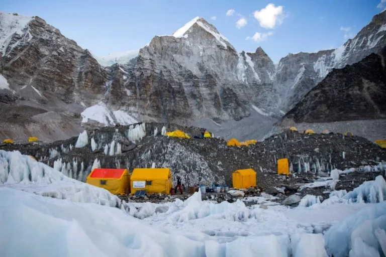 Nepal Menghadapi Tantangan Baru: Dari Pembayaran QR Hingga Pendakian Gunung Everest