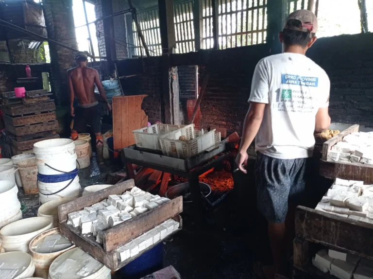 Rupiah Melemah, Pengrajin Tahu dan Tempe Kelabakan: Dampak Inflasi Impor yang Nyata
