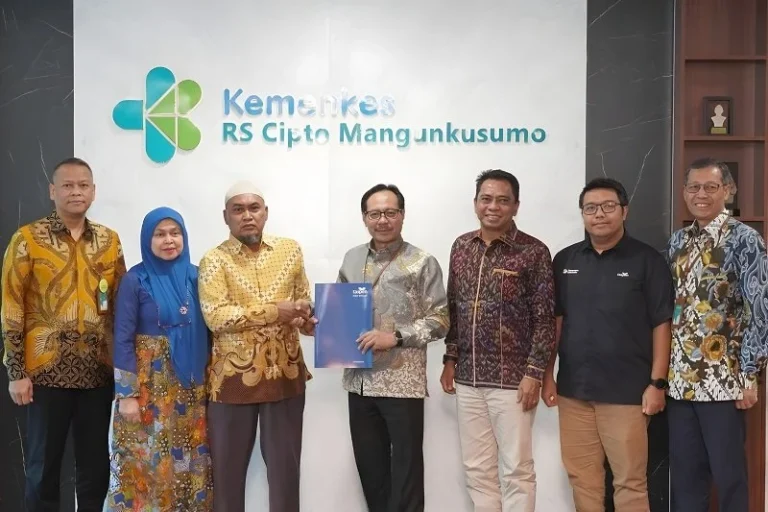 TASPEN Salurkan Manfaat Bagi Nakes RSCM Korban Kecelakaan Kereta di Bekasi Timur