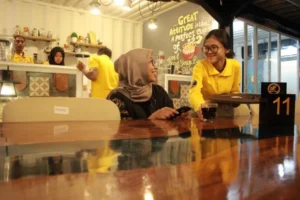 B&M coffee table Bikin Rumah Mewah dengan Harga £40, Sementara Festival Musik Global dan Kebijakan Medicare Mengguncang Konsumen