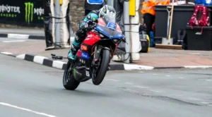Michael Dunlop Cetak Rekor Kemenangan Supersport di Isle of Man TT 2026 Setelah Balapan Tertunda Cuaca
